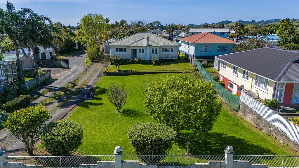 Kaitaia 3 Slaapkamer Character Home on a Huge Section