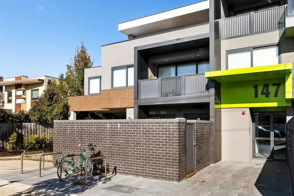 Glen Huntly 2 Bedroom Sunlit Ground Floor Living