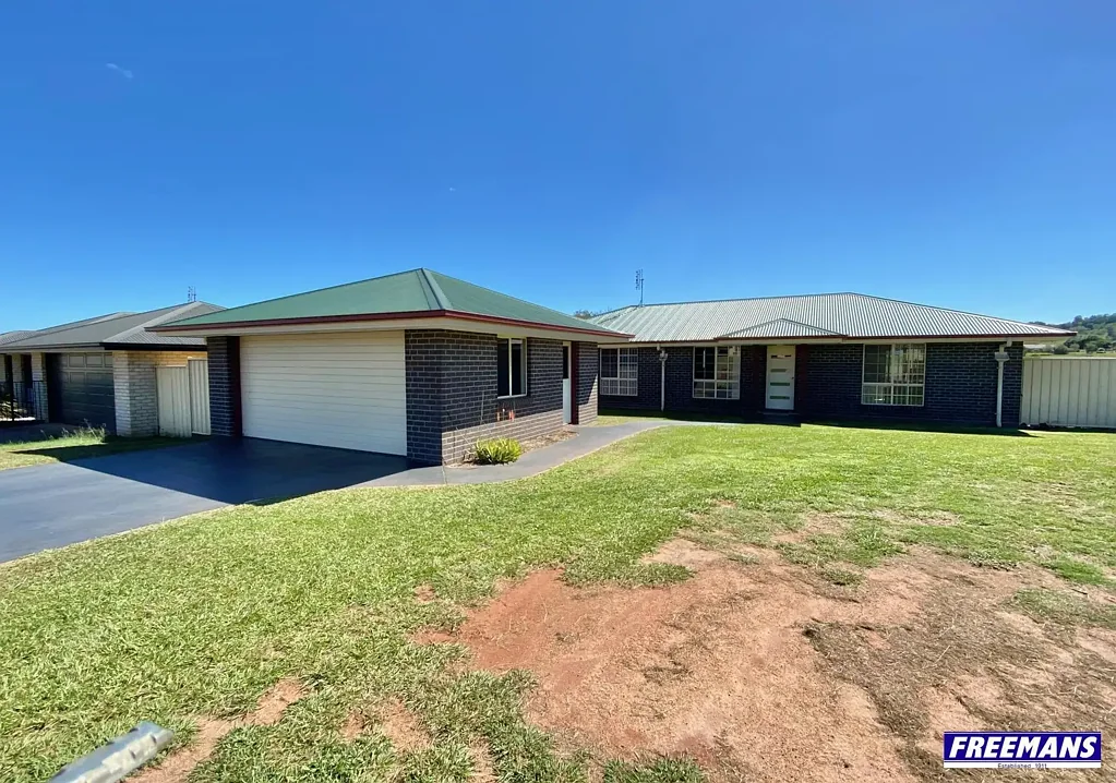 FURNISHED MODERN 4 BEDROOM, FULLY SERVICED, DOUBLE GARAGE, FENCED YARD!