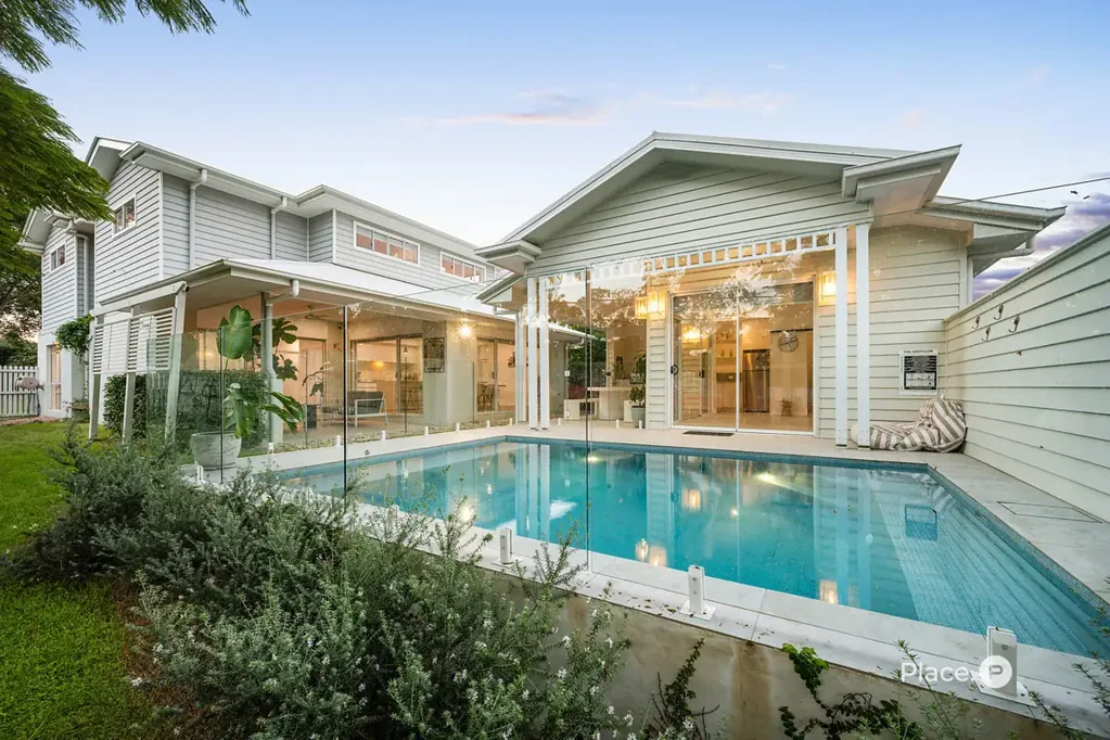 Tarragindi 4غرفة نوم Hamptons Elegance with a Resort-Style Pool House