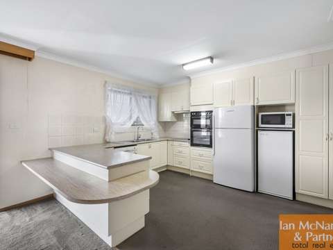 Crestwood 4 Bedroom Elevated Family Home in Serene Location!!