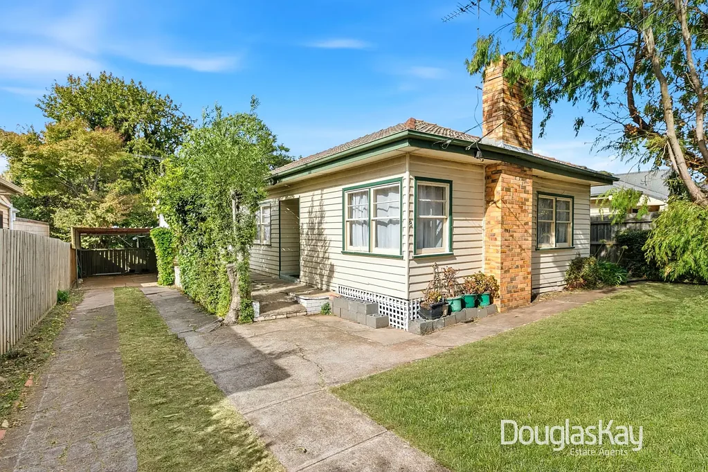 Sunshine 3Kwarto Outstanding Opportunity in Prime Matthews Hill.