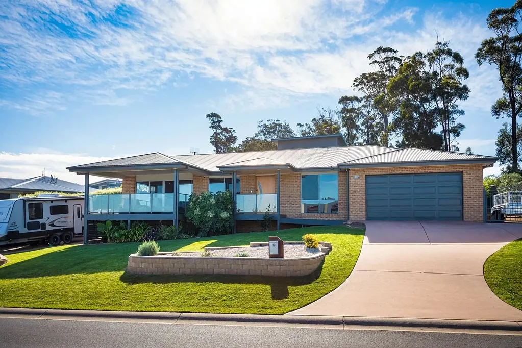 Merimbula 4 Slaapkamer Quality-Built Family Living with Space, Views & Timeless Appeal