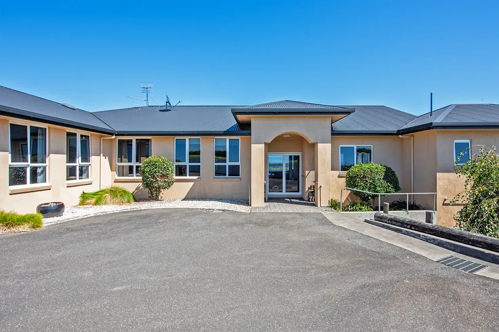 Smithton 5 Bedroom Outstanding Water View, Exclusive 5 Bedroom Home