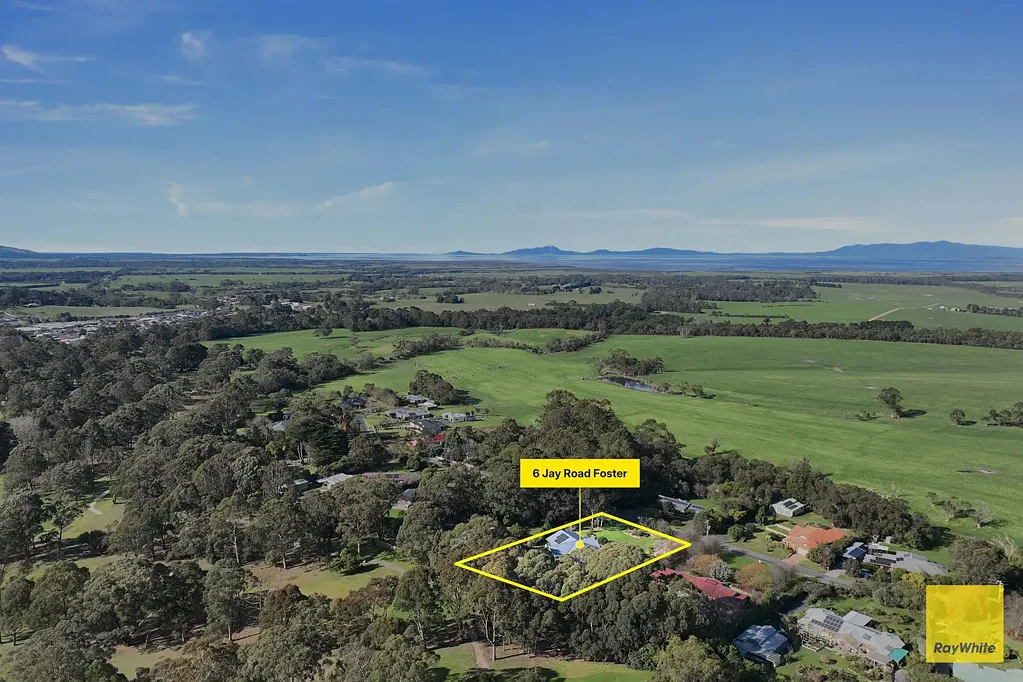 Foster 4房  A blue-chip lifestyle residence with a front-row seat to Foster Golf Course.