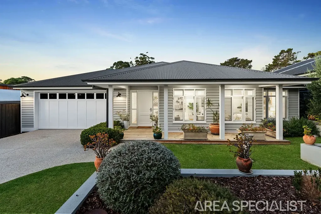 Mount Eliza 3Moenga The Brief: Modern Hamptons Masterpiece