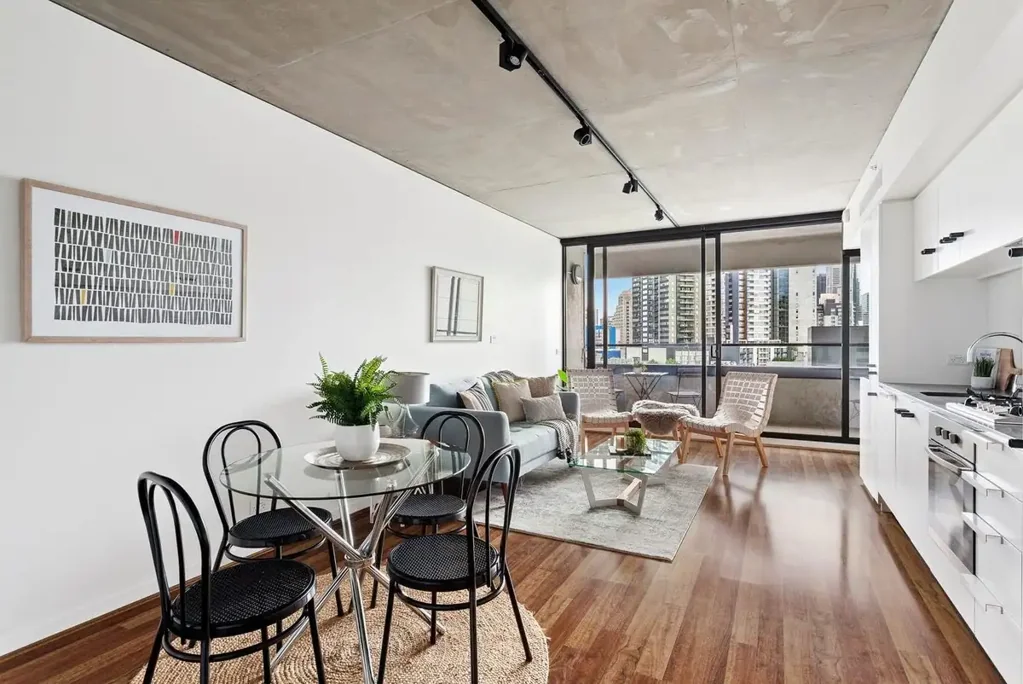 LUXURY LIVING IN AN IDEAL LOCATION!!