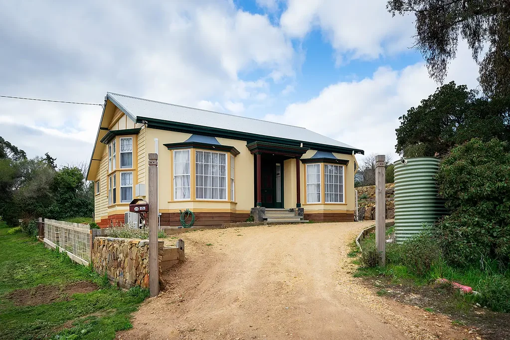 Castlemaine 2ห้องนอน Charming cottage on 515m² corner allotment