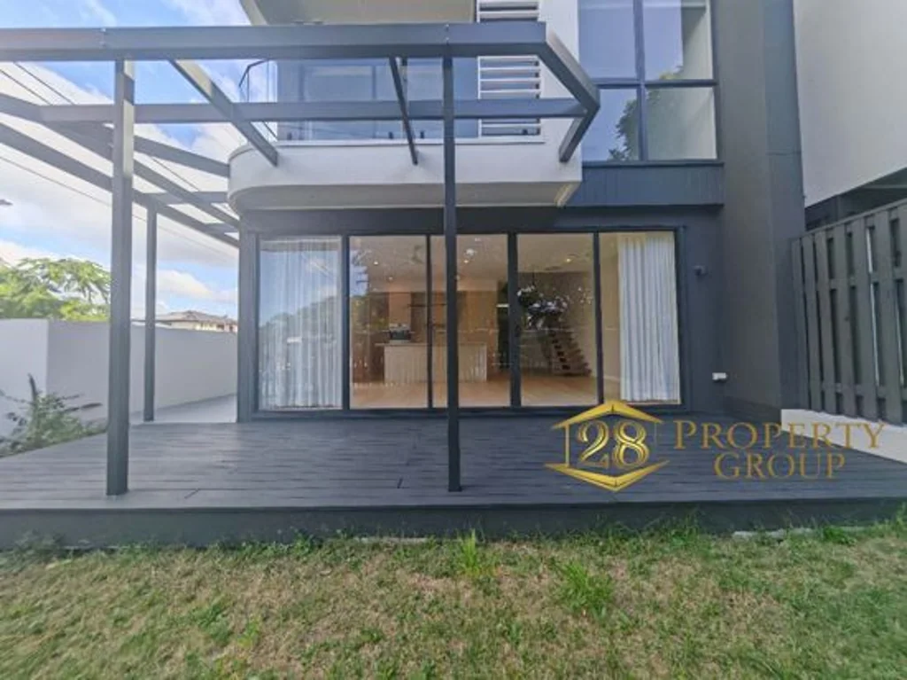 Sunnybank 4 Bedroom Luxury Townhouse in Sunnybank's perfect location: Modern Design and Prime Location