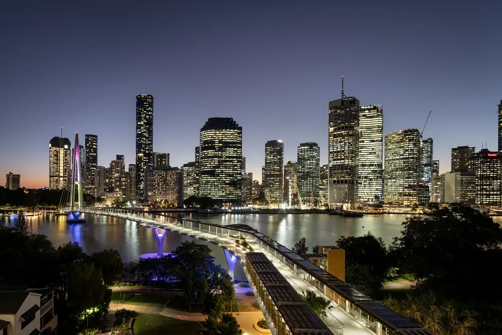 Kangaroo Point 4 Bedroom Prestigious Full-Floor 'Walan' Sky-Home with Iconic River and City Views