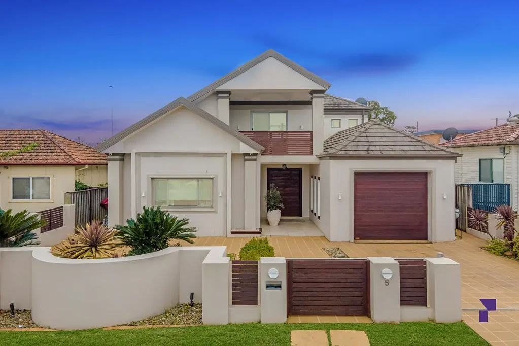 Greenacre 5ਬੈੱਡਰੂਮ Luxury family entertainer with inground pool and refined details backs onto Lockwood Park