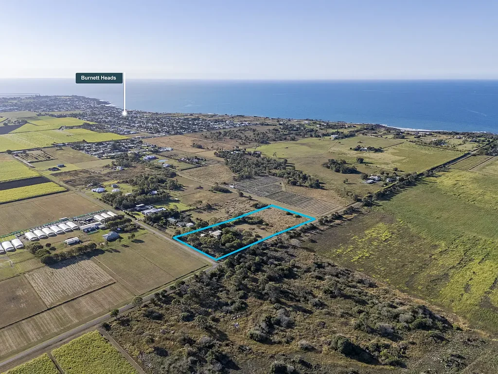 Burnett Heads 3房  Coastal Acreage Living Starts Here.