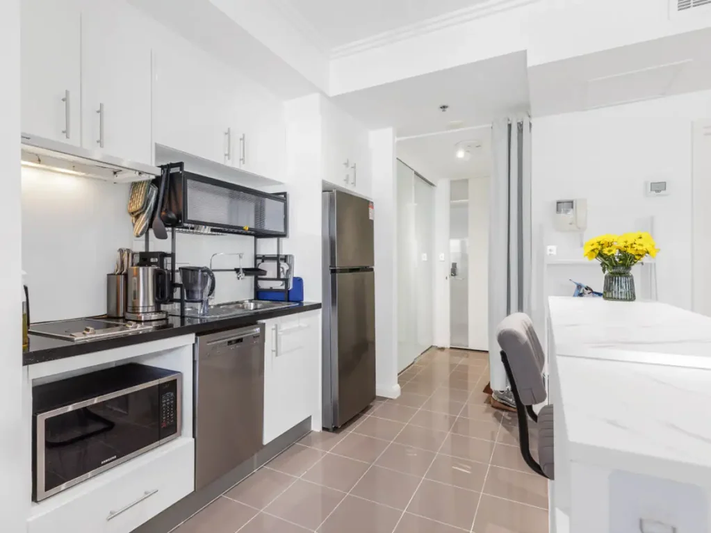 Sydney City living: super sized studio in immaculate condition