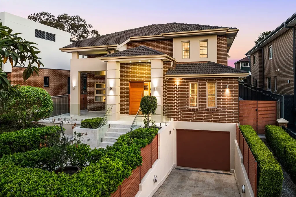Strathfield 5房 优质地段的豪华度假式娱乐住宅 Grand resort entertainer on a blue-chip landholding