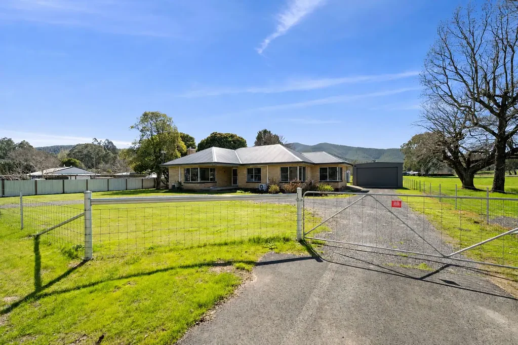 Ovens 3房  LIFESTYLE ACREAGE IN THE OVENS VALLEY