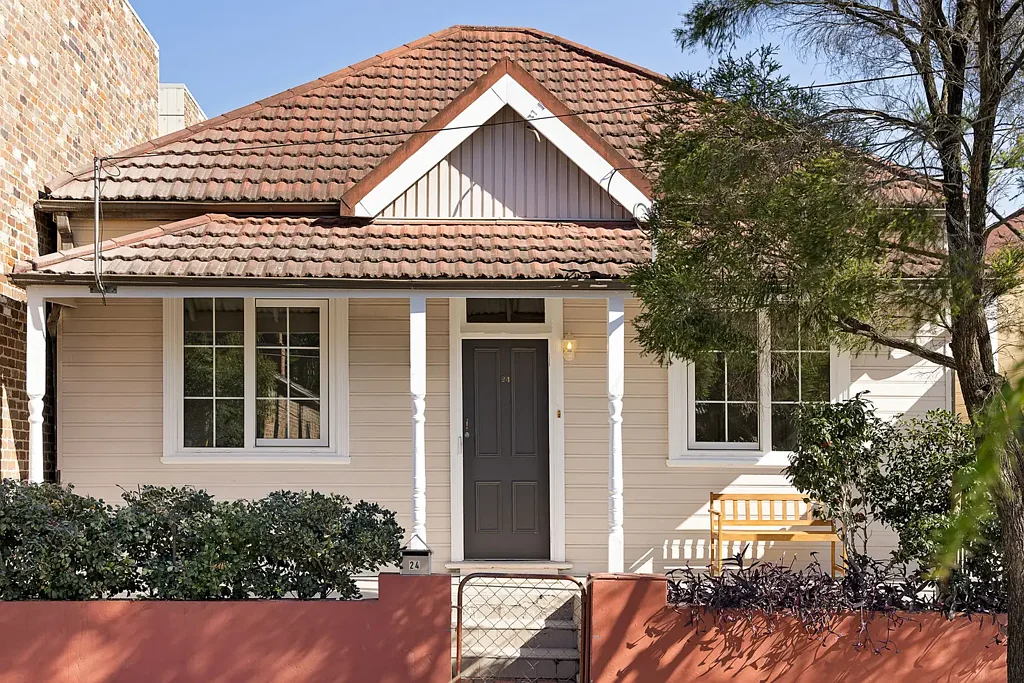 St Peters 3غرفة نوم Double-fronted freestanding home on 292sqm with potential