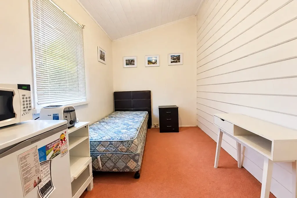 SHARED ACCOMMODATION  -  PRIVATE FURNISHED ROOM
