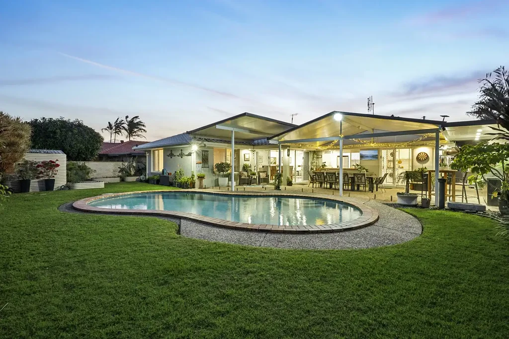 Clear Island Waters 4房  A Sophisticated Family Home Sure to Impress!