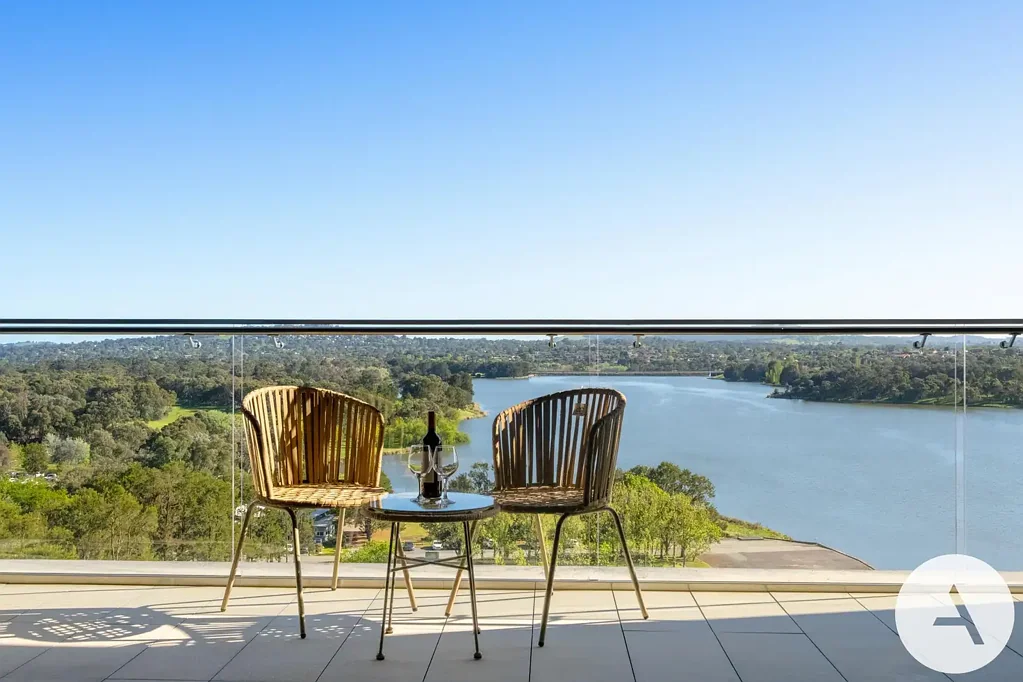 Belconnen 2ਬੈੱਡਰੂਮ Wake to Lake, Sky and Light - One of Canberra's Best Waterfront Views - Move-in Ready!