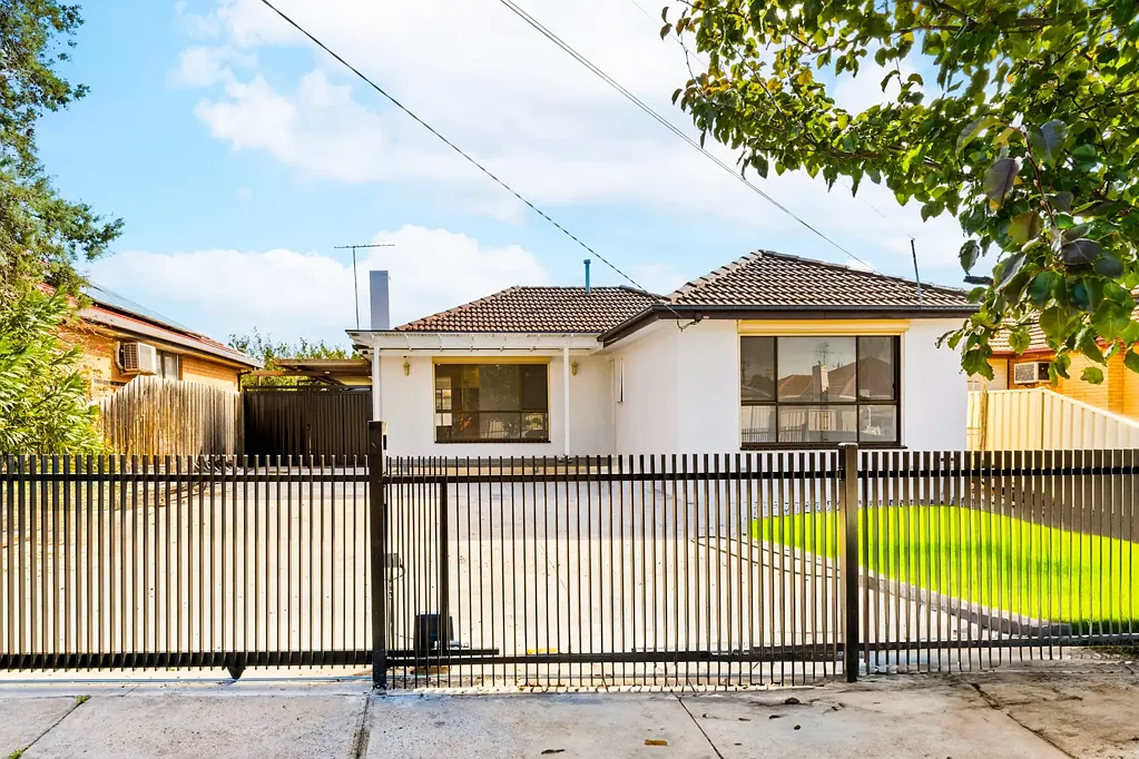 St Albans 4 Bedroom Newly Renovated. Under Instructions To Sell!