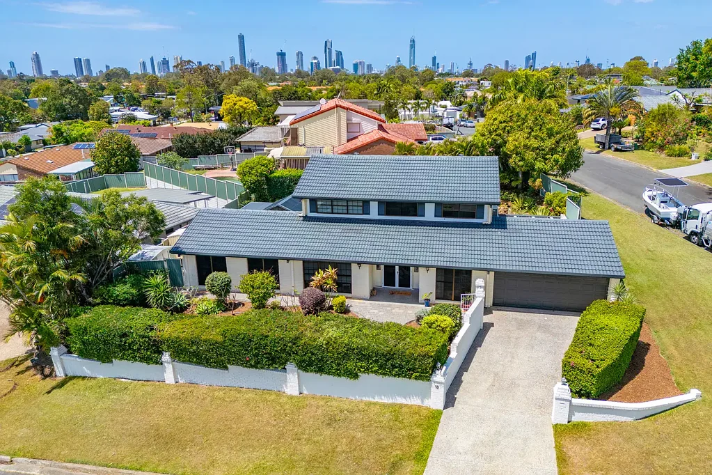 Ashmore 4બેડરૂમ LOCATION, LOCATION, LOCATION ... SPACIOUS, QUALITY-BUILT FAMILY HOME IN HIGHLY-SOUGHT, CENTRAL & CONVENIENT PRECINCT !!!