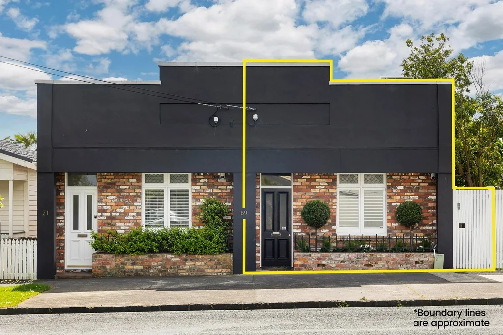 Charming 2-Bedroom Duplex in Prime Location