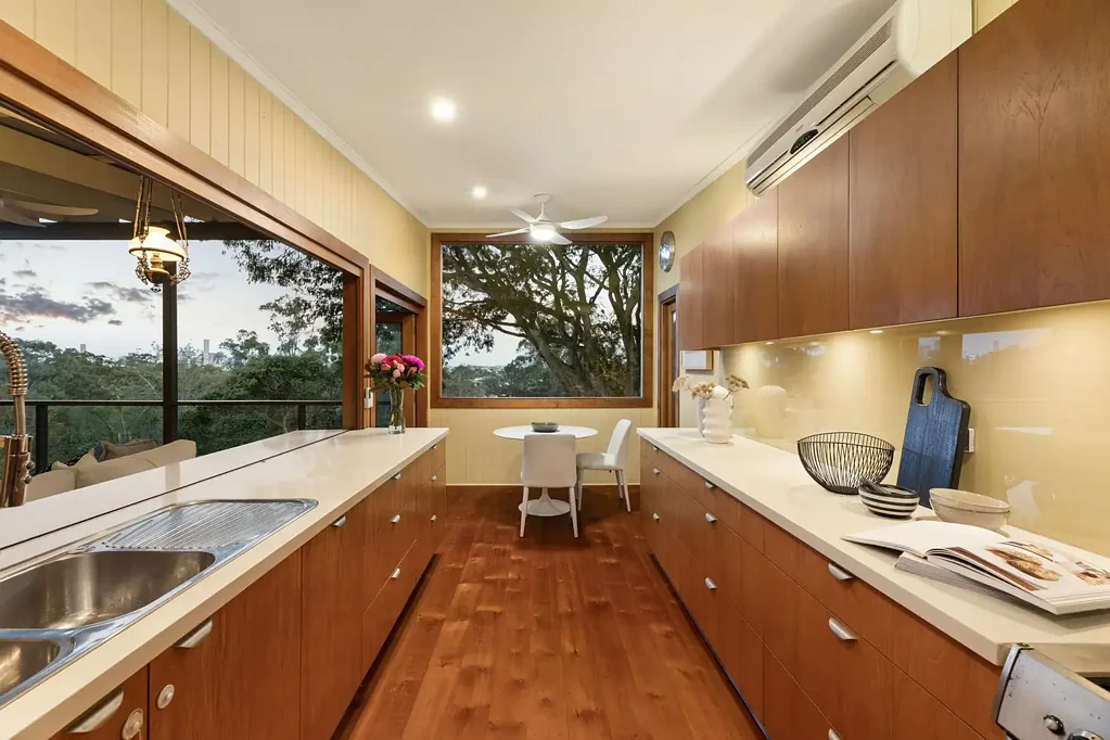 Bardon 4房 Bardon尊贵地段 524㎡高地地块 壮丽城市景观 奢华主卧套间 精致现代更新 私密宁静花园 精英学区环绕 Character, City Views & Family Functionality in a Prime Bardon Pocket