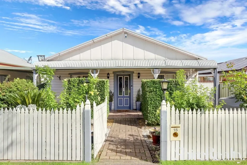 Deposit Taken - Charming cottage in convenient setting!