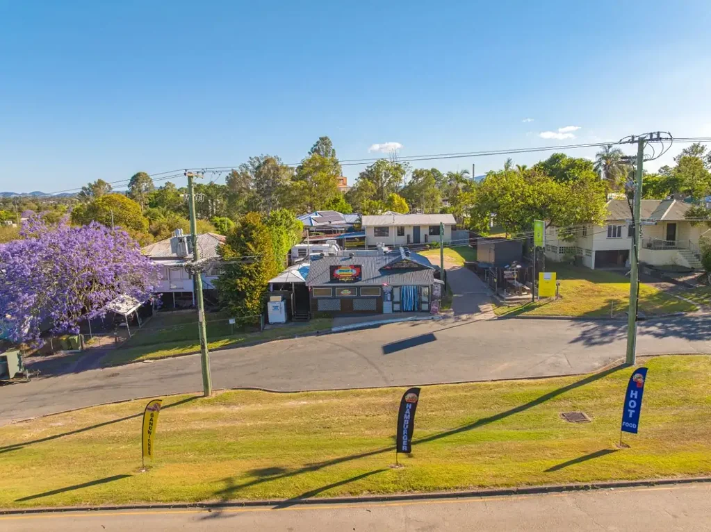 Gympie 3ਬੈੱਡਰੂਮ 3 Bedroom Home! Business + Lifestyle Opportunity!