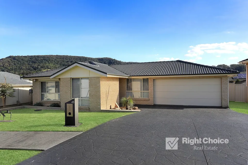 Albion Park 4 Slaapkamer Renovated to Perfection... A Luxurious Family Sanctuary