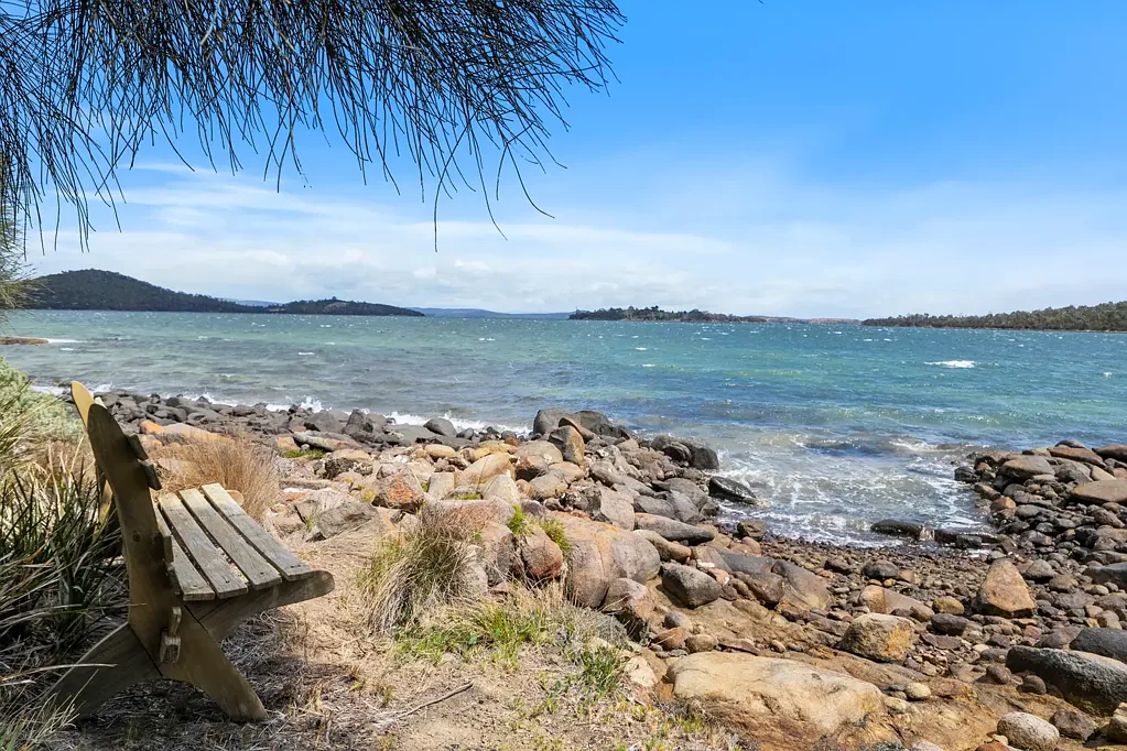 Murdunna 3Kwarto Waterfront Living with Unforgettable Island, Water and Mountain Views