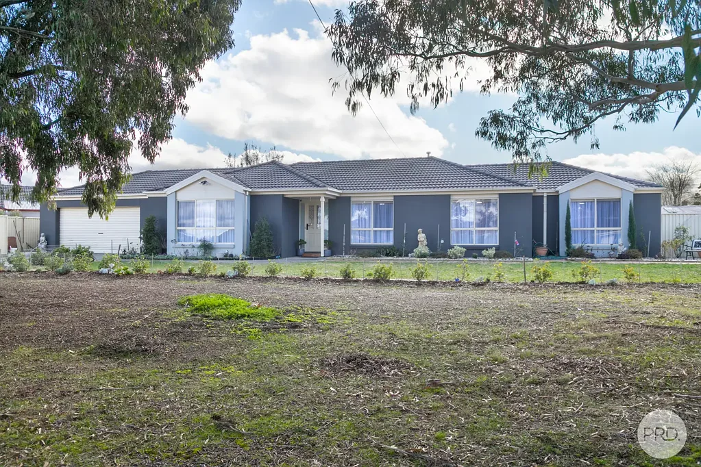 Redan 4 Bedroom Solid Family Home on Large 958m2 Block with Side Access & Reserve Outlook
