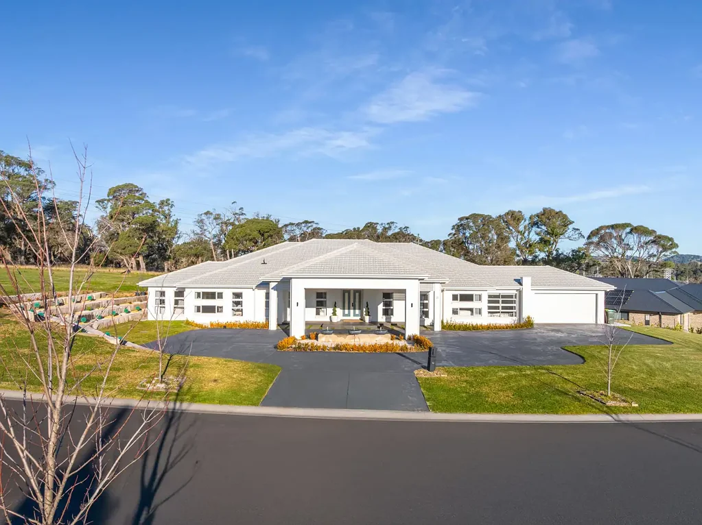 Moss Vale 7 Bedroom Entertainer's Dream with Pool, Cinema and Scenic Views!