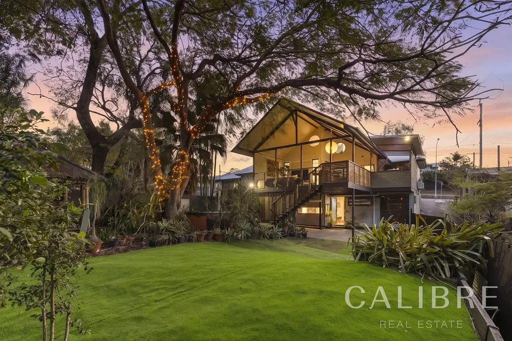 Ashgrove 5房 Ashgrove 翻新双层独立住宅，设有超大娱乐露台，享有热带景观 Renovated Dual‑Living Home with Huge Entertaining Deck and Tropical Outlook in Ashgrove