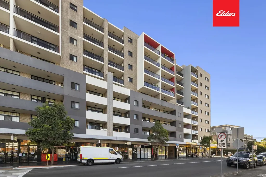 Lidcombe 2房 全砖公寓 142sqm 开放式布局 两卧带露台 主卧套间 双浴便利 公共庭院 一楼位置 日常便利 步行可达 SPACIOUS 142SQM FULL-BRICK APARTMENT IN THE HEART OF LIDCOMBE