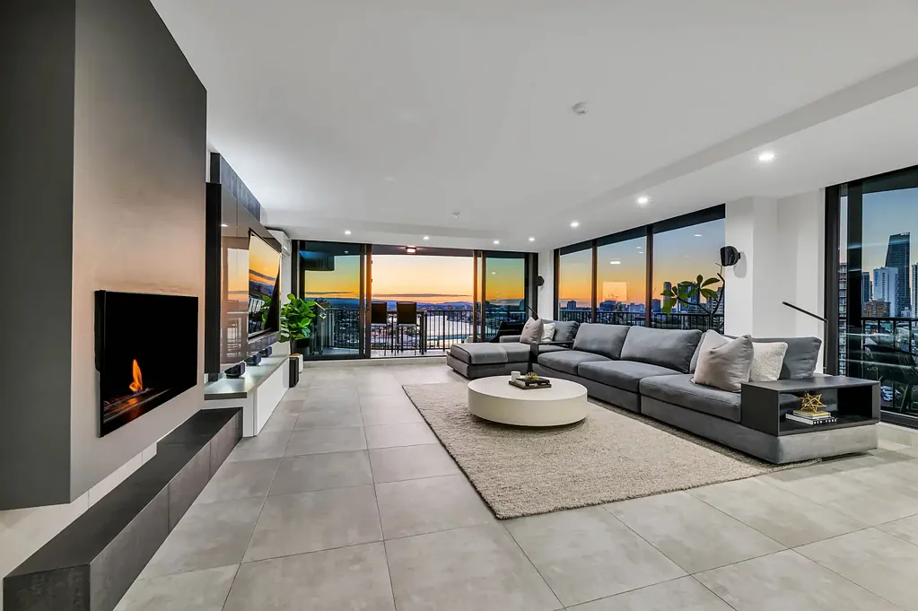 Surfers Paradise 3 Slaapkamer LUXURIOUS 266SQM SKY-HOME WITH OCEAN, RIVER, CITY & HINTERLAND VIEWS!