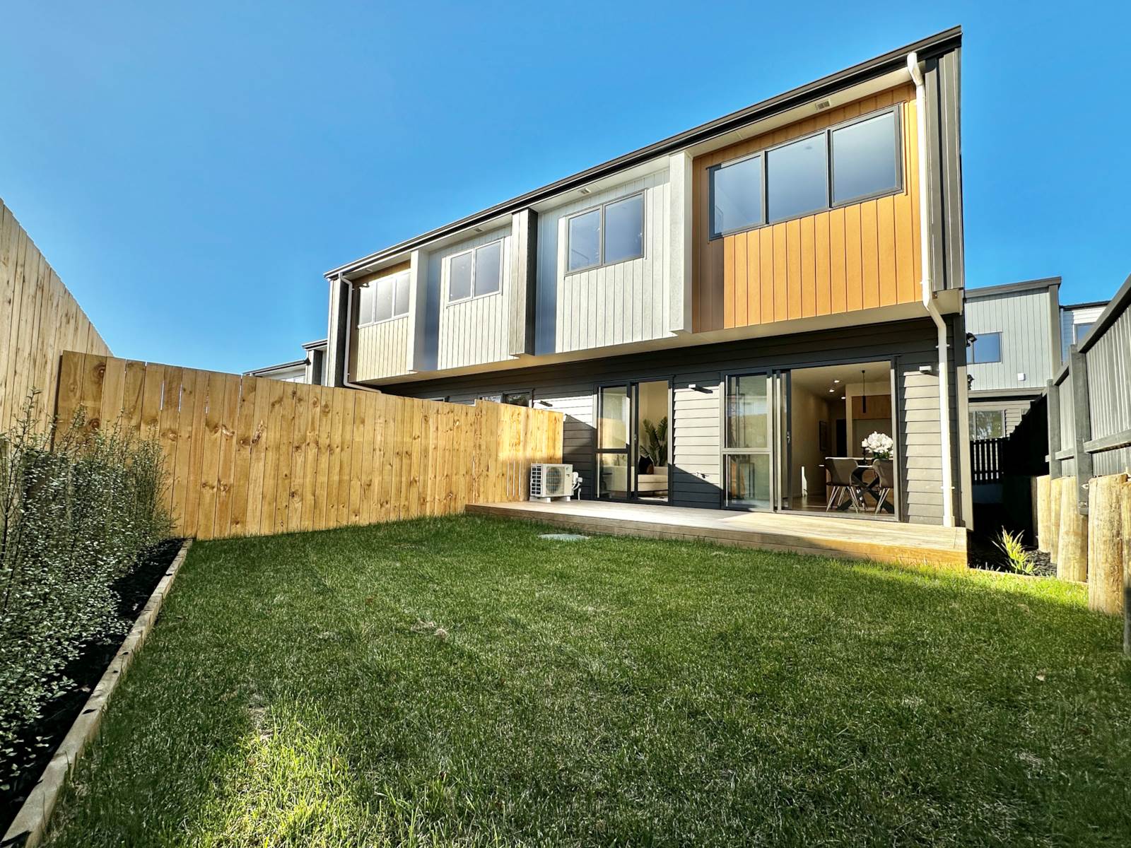 1/147b Carlisle Road, Northcross, Auckland - North Shore, 3 રૂમ, 0 બાથરૂમ, Townhouse