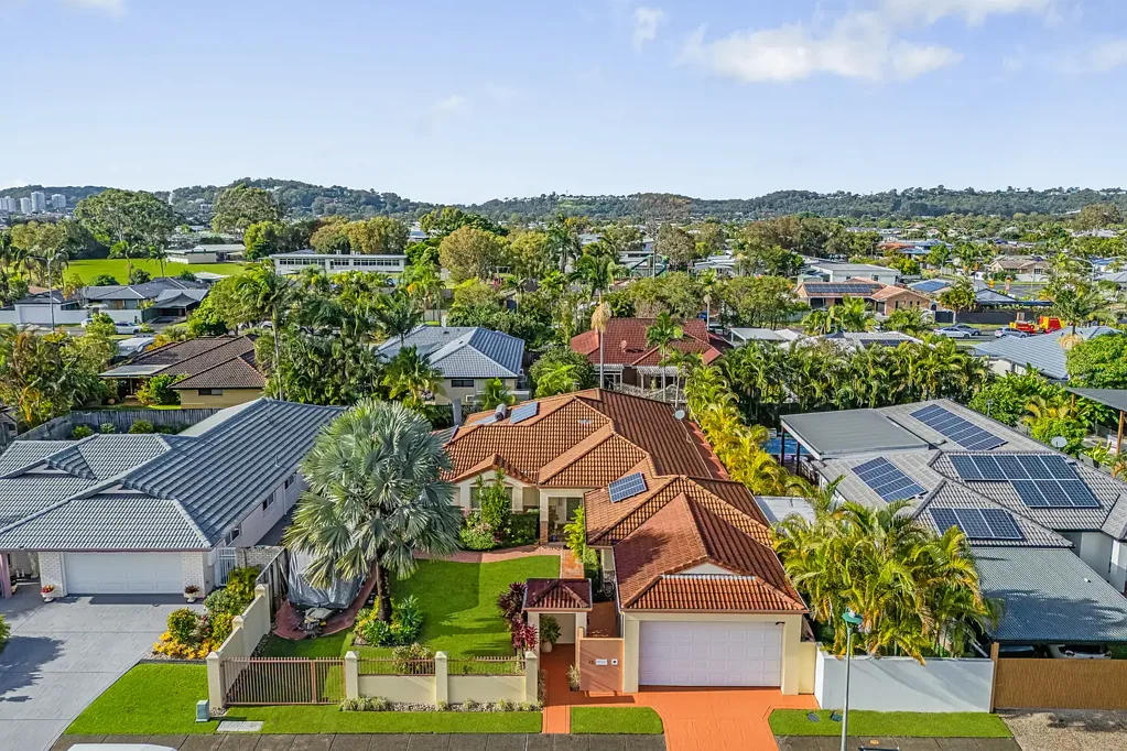 Burleigh Waters 4कमरा Spacious Family Home in Prime Burleigh Waters Location