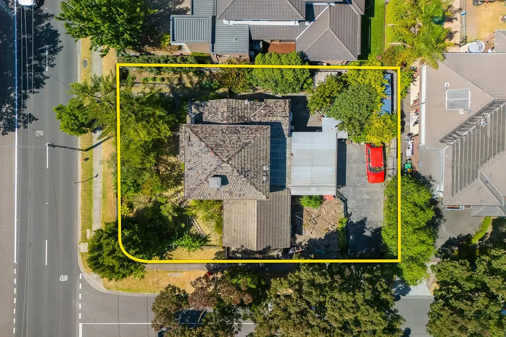 Ashburton 4房 珍贵转角地块 723㎡双临街入口 现有四卧两卫住宅 邻近Ashburton村与学校 Corner Block Opportunity with Exceptional Potential