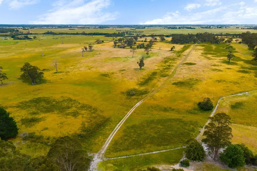 Stradbroke  A Private 557-Acre Grazing & Lifestyle Holding on Five Titles, Minutes from Sale