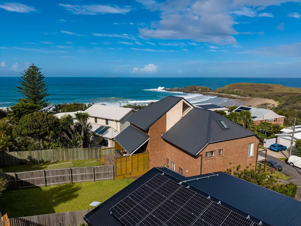 Emerald Beach 3房  NEW LISTING .. Location - Lifestyle - Opportunity/