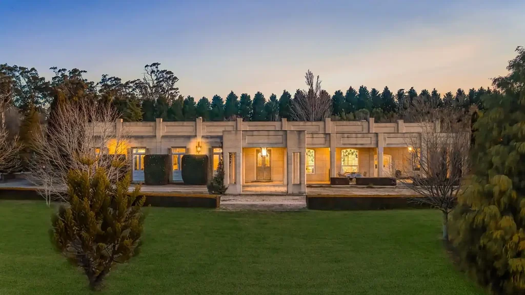 FRENCH COUNTRY MANSION CLOSE TO TOWN