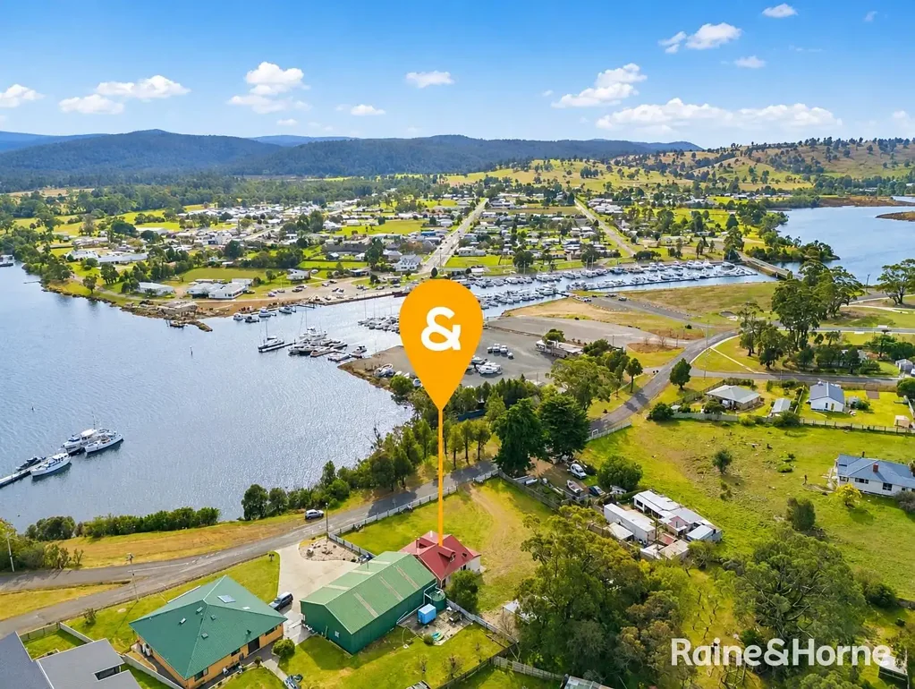 Triabunna 3房  Waterfront Opportunity on Two Titles - Endless Potential