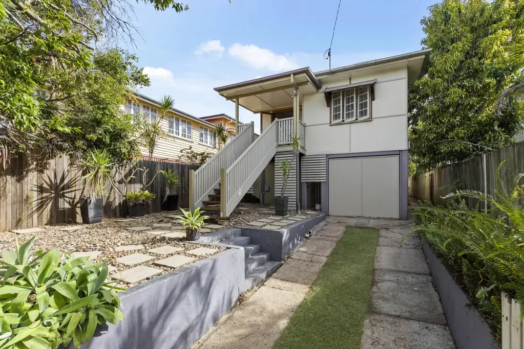 Nundah 2房 Nundah中心坡地宅 412㎡经典战后风 高天硬木厨 高处观景 娱乐Pergola 地下车库储藏 步行生活圈 潜力可扩建 Character, Convenience & Endless Potential in the Heart of Nundah