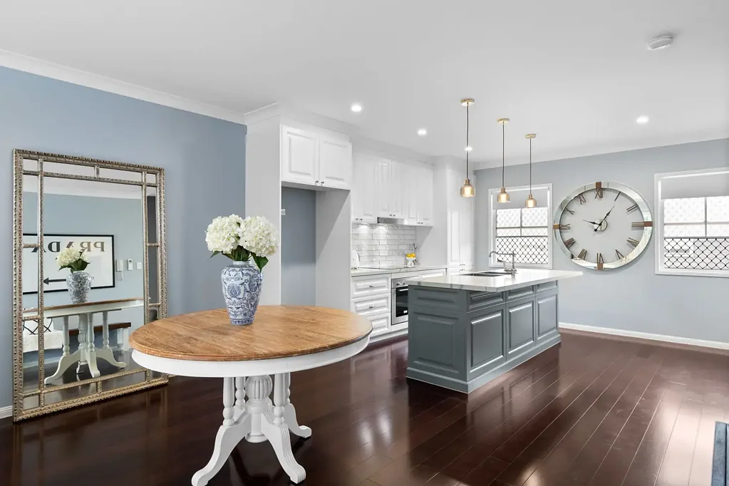 STUNNING TOWNHOUSE - GREAT LOCATION