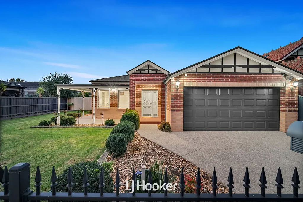 Cranbourne East 4房 家庭友好社区 700m²宽地块 五卧宽敞套房 优质装修 三区生活空间 自然采光充沛 壮观户外娱乐区 近Casey Fields体育中心 靠近购物中心 便捷交通网络 Spacious Family Excellence on a Stunning 700m² Allotment