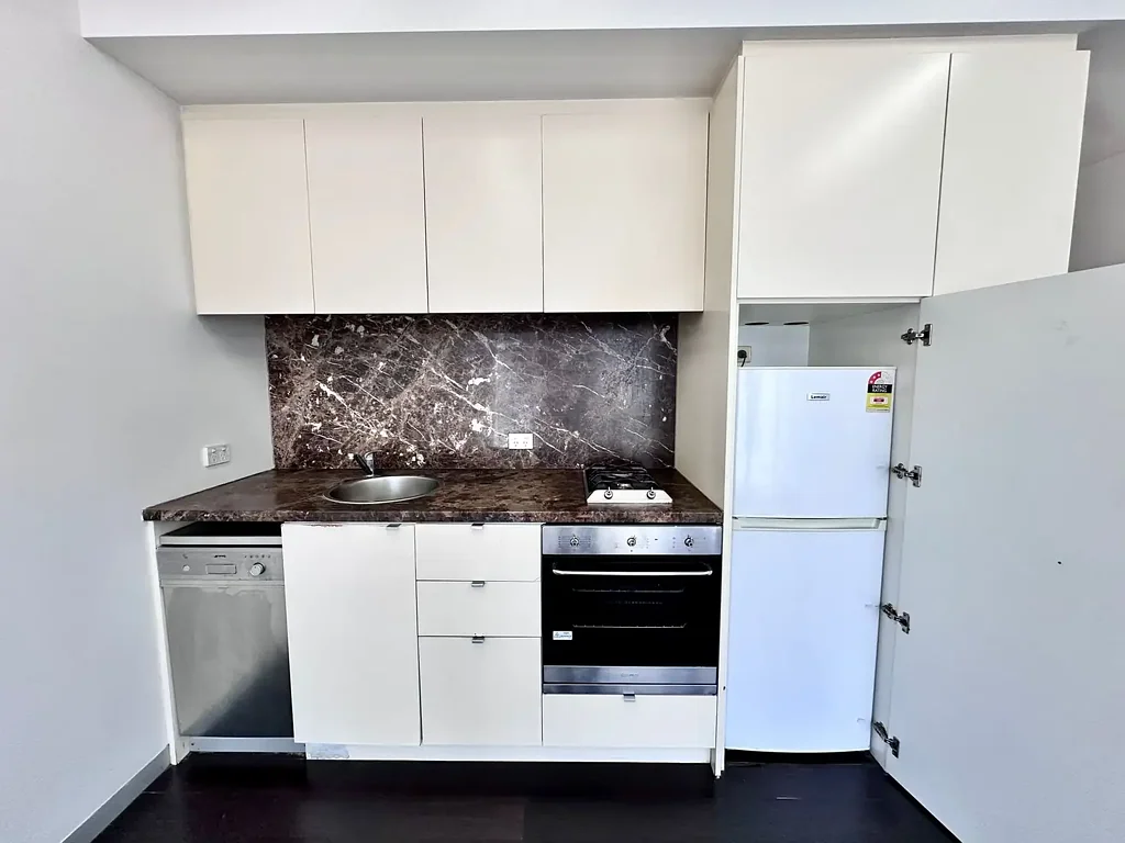 Prime Docklands Location, Stylish Two Bedroom One Bathroom Apartment