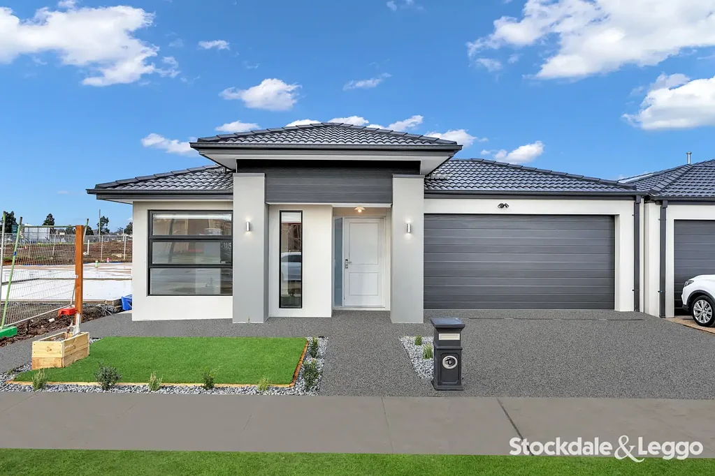 Brand-New Modern Family Home with Theatre Room & Butler's Pantry!!!