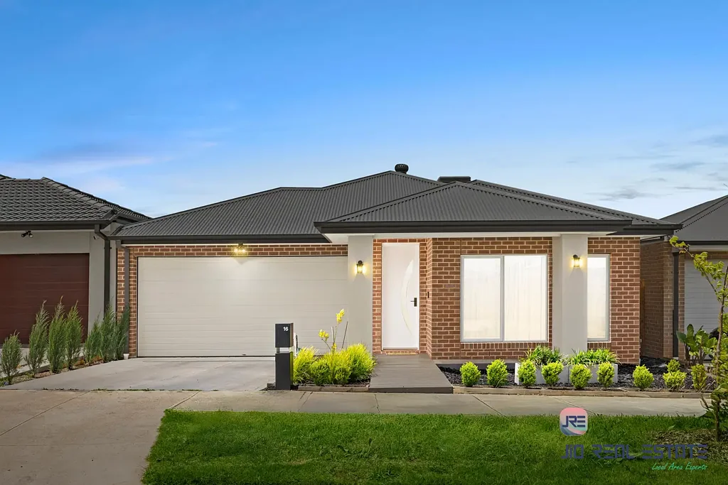 Deanside 4 Bedroom Upgarded Modern Family Home Amazing Backyard in the Heart of Deanside| 5 Mins from all Amenities