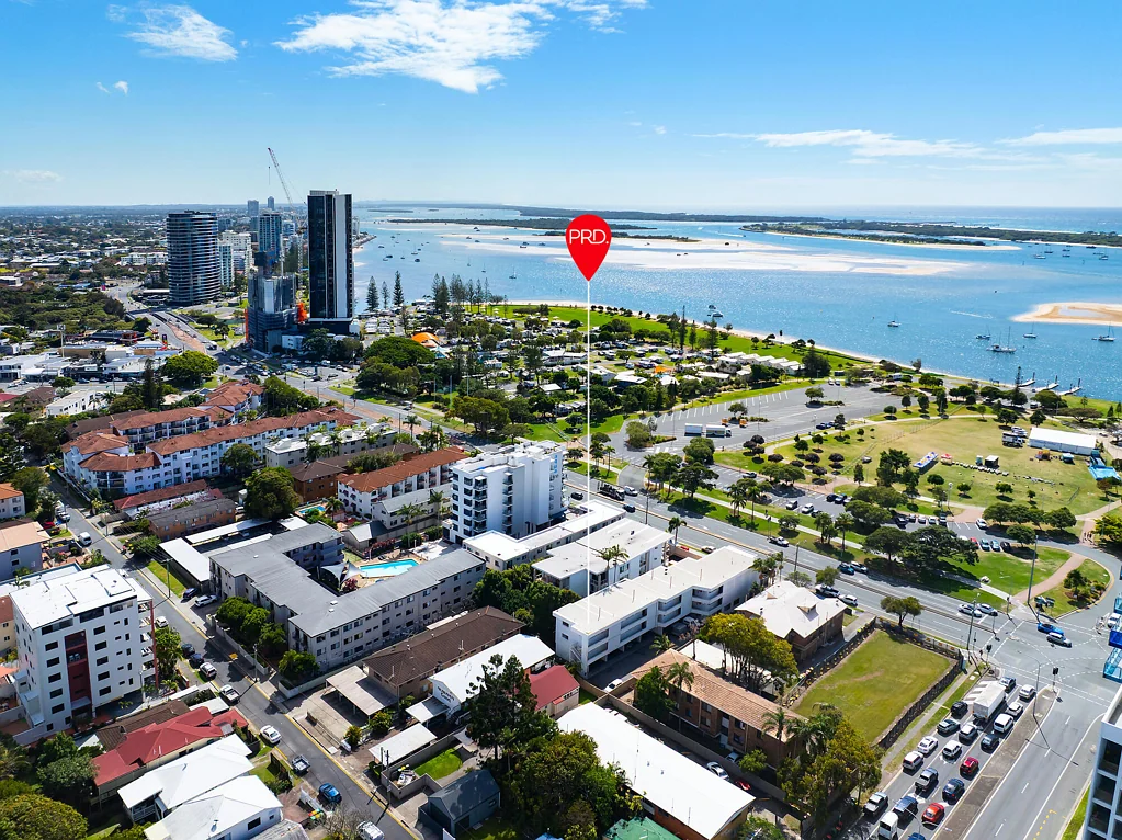 Southport 2બેડરૂમ Broadwater locale with add value & reno options.